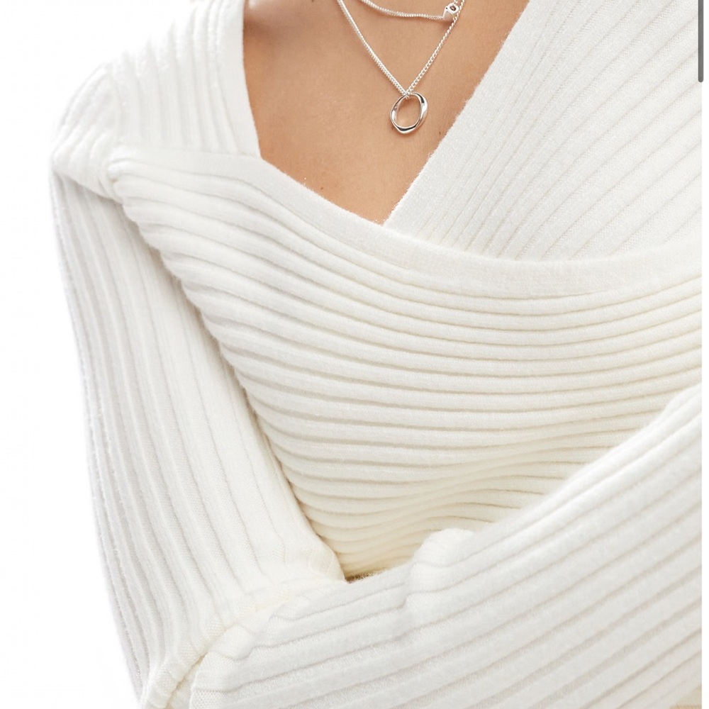 Abercrombie & Fitch | Knit Crossover Cropped Sweater - Picture 2 of 6